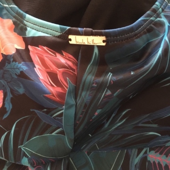 Ruffled Cold Shoulder One-Piece Swimsuit Sz. Medium - Picture 7 of 8